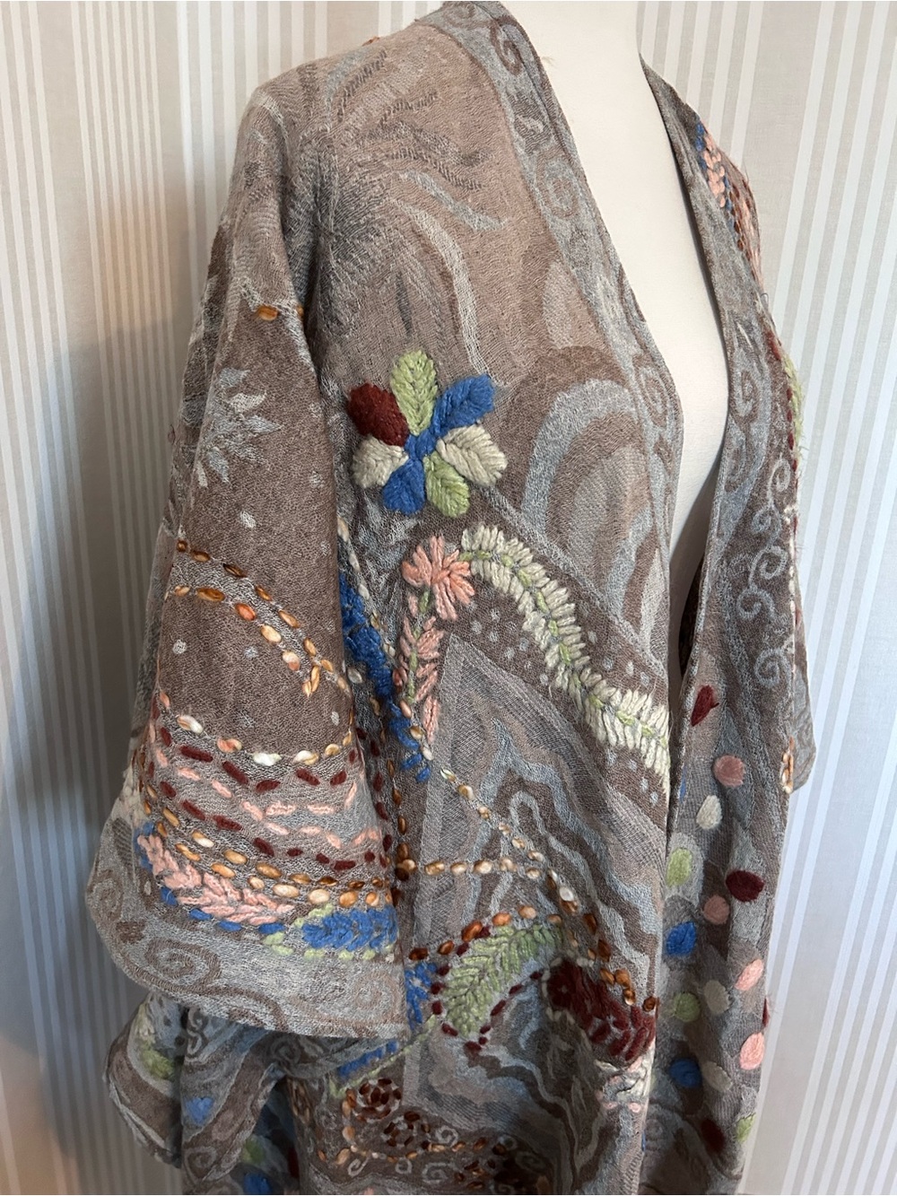 Coldwater Creek Wool Embroidered Grey Multi-Color Open Front Wrap One-Size - Picture 3 of 8